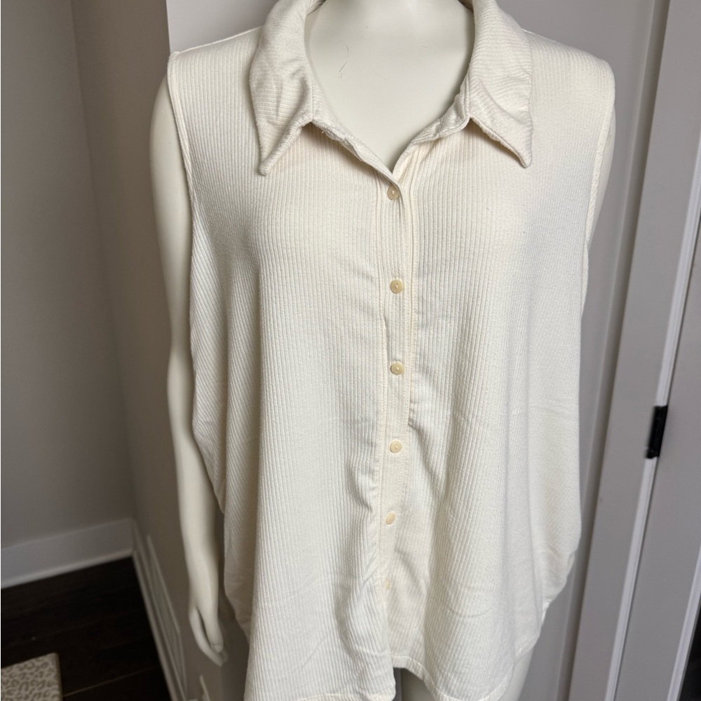 Torrid Ivory Sleeveless Shirt Size 4